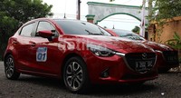 All New Mazda2 dan para awak media sedang beristirahat sebelum tiba di Surabaya