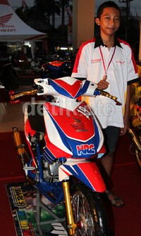 Achmad Rhisaf Thohiri foto bersama Honda BeAt yang dimodifikasinya.