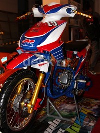 Tampilan Honda BeAt yang mungil dan sederhana, berhasil diubah menjadi sebuah motor racing menakutkan di kelasnya.