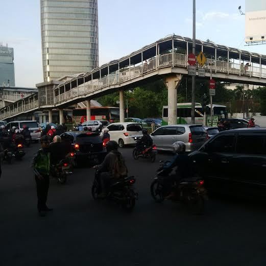 Perempatan Kuningan ke JCC Ditutup, Lalin Rasuna Said dan Mampang Macet