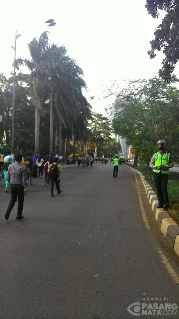 Jalan Sudirman Ditutup, Beberapa Pekerja Selfie di Patung Sudirman