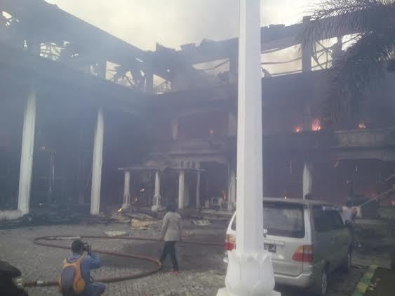 Kantor Pusat Bank Aceh Terbakar, Api Lalap Seluruh Bangunan