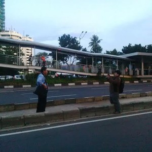 Gembiranya Warga Jakarta Saat Jalan Kaki di Jalan Sudirman yang Sepi