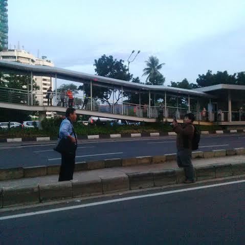 Gembiranya Warga Jakarta Saat Jalan Kaki di Jalan Sudirman yang Sepi