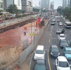 Kendaraan di Bundaran HI Padat Merayap, Polisi Sibuk Atur Lalin