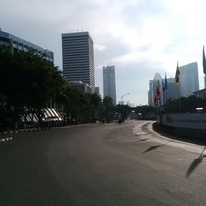 Saat Pengendara Pilih Menunggu Lalin Jalan Sudirman Dibuka