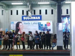 Jam Pulang Kantor, Stasiun Sudirman Tetap Padat Seperti Biasa