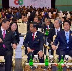 Keluar Terpisah dengan PM Abe, Presiden Jinping Lambaikan Tangan