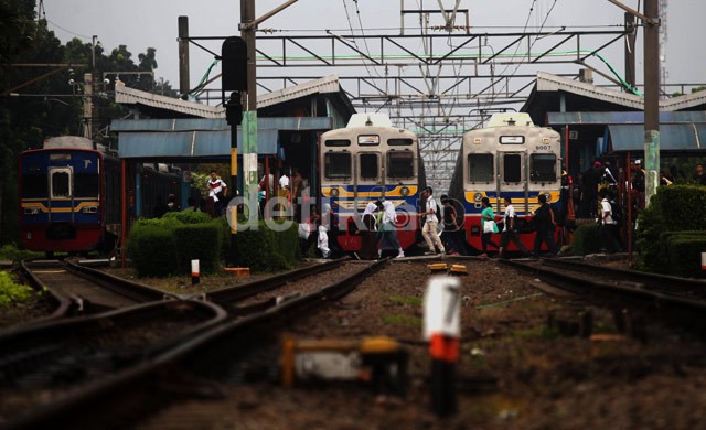 Aneka Polah Penumpang KRL yang Bikin Heboh