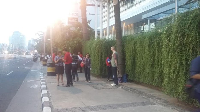Pekerja Kantoran Berdiri di Jl Thamrin, Tonton Iring-iringan Delegasi KAA