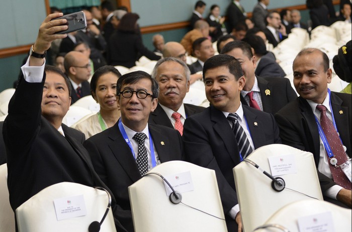 Klik! Para Menteri Jokowi Pun Selfie di Sela KAA