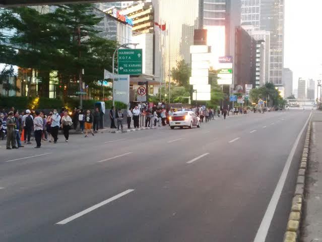 Nguing! Via Mobil Patroli, Polisi Imbau Pekerja Kantoran Pulang Gunakan Ojek