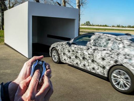 Mirip Mobil Mainan, BMW Seri 7 Bisa Parkir Sendiri Pakai Remote Control
