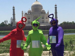 Turis Nyentrik, Traveling di India Pakai Kostum Teletubbies