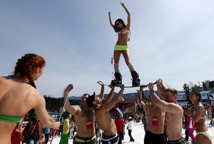 Brrr! 1.800 Orang Main Ski Pakai Baju Renang di Rusia