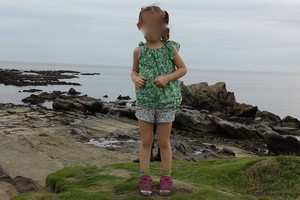 Beredar, Foto Hantu Samurai Terpotret Bareng Turis Cilik