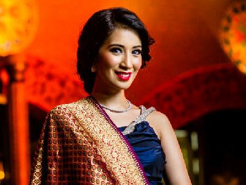 Vienna Fridiana, Antara Panggung dan Bisnis