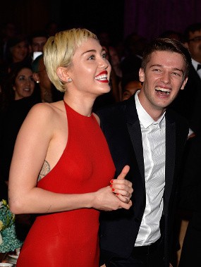 Pasca Dugaan Selingkuh, Patrick Schwarzenegger Diputus Miley Cyrus