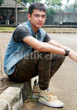 Gaya Adipati Dolken dengan Celana Army, Keren?