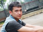 Gaya Adipati Dolken dengan Celana Army, Keren?