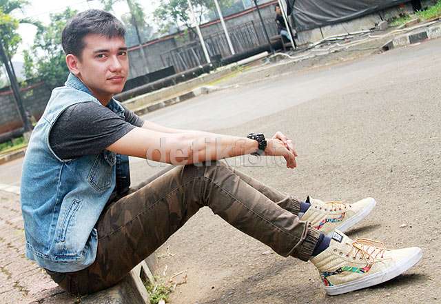 Gaya Adipati Dolken dengan Celana Army, Keren?