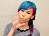 Ia mewarnai rambutnya dengan warna biru dan merah seperti permen. Pool/Noel/detikHOT.