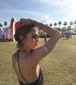 Cinta Laura Seksi Pamer Punggung di Coachella 2015