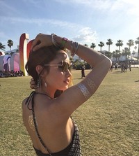 Dibalut dress backless, Cinta tampak seksi memamerkan punggungnya. Ia juga tampil dengan tato silver dan emas tak permanen yang menjadi tren di Coachella. (Instagram/Cinta Laura)