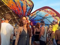 Ia tak lupa mengabadikan momennya dengan kupu-kupu raksasa di Coachella. (Instagram/Cinta Laura)