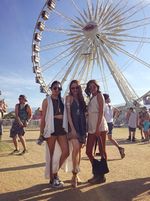 Cinta Laura Seksi Pamer Punggung di Coachella 2015