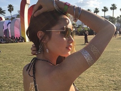 Cinta Laura Seksi Pamer Punggung di Coachella 2015