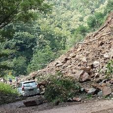 Tambang Batu Runtuh, Jalur Pacitan-Ponorogo Sempat Lumpuh