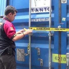 Mayat Perempuan Telanjang Ditemukan di Dalam Kontainer