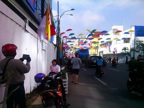 PKL 'Lenyap', Payung 'Pelangi' Bergantungan di Jalan 
