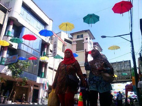 PKL 'Lenyap', Payung 'Pelangi' Bergantungan di Jalan 