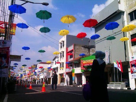 PKL 'Lenyap', Payung 'Pelangi' Bergantungan di Jalan 
