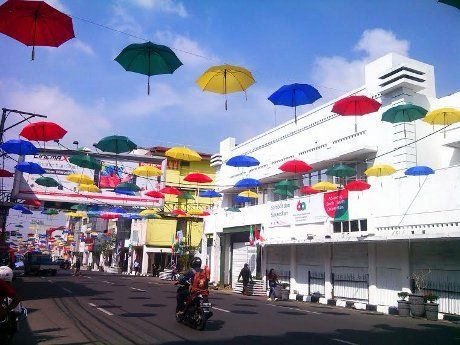 PKL 'Lenyap', Payung 'Pelangi' Bergantungan di Jalan 