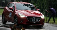 Mobil Mazda2 yang dikendarai oleh detikOto dan 1 rekan jurnalis otomotif dari media lain mencatat konsumsi BBM 3,9 liter/100 km atau setara dengan 1 liter untuk 25,6 km dan BBM yang masih ada di indikatornya masih setengah.