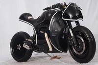 Modifikasi karya Workshop BIM dan Zoel Garage ini menyuguhkan cafe racer yang dibalut dengan bodi plat yang dikustom. Tampilan warna hitam pekat memperlihatkan sisi gahar dari Honda Tiger 2006. Pool/dok AHM.          