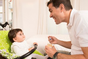 Ayah Menyiapkan Makan si Kecil, Mengapa Tidak?