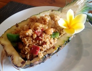  Aloha Terrace: Nasi Goreng Dalam Nanas yang Gurih Segar dengan Sentuhan Hawaii