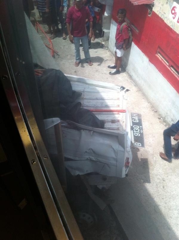Ditabrak KRL Jurusan Tangerang-Duri, Pikap Putih ini Gepeng Ditabrak KRL Jurusan Tangerang-Duri, Pikap Putih ini Gepeng