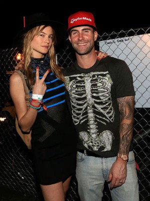 Adam Levine Rela Rambutnya Dipotong Sang Istri