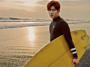 Ji Chang Wook Naik Motor dan Bergaya Peselancar di Bali