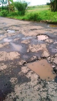 Hati-hati para pengguna jalan raya yang melintasi kawasan ini. Pemerintah setempat seharusnya memperhatikan jalan raya seperti ini. (Foto kiriman Vendi Rinanto)     