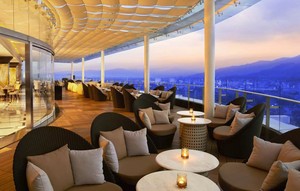 Naga Swarovski & 6 Kemewahan The Trans Luxury Hotel Bandung