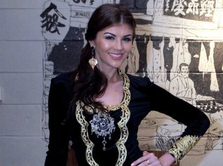 Alina Saraswati, Si Bule Cantik yang Suka Dangdut