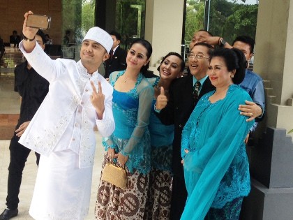 Jelang Akad Nikah, Hengky Kurniawan Sibuk Selfie