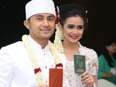 Selamat Berbahagia, Hengky Kurniawan dan Sonya Fatmala! Selamat Berbahagia, Hengky Kurniawan dan Sonya Fatmala!