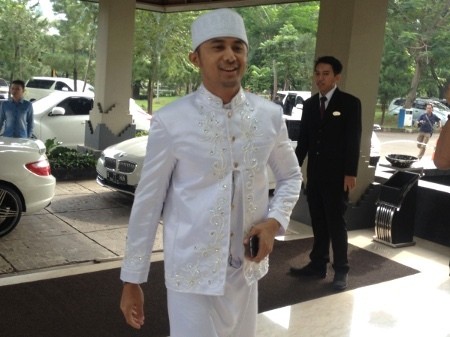 Datang ke Lokasi Akad Nikah, Hengky Kurniawan Kendarai Mercy Putih